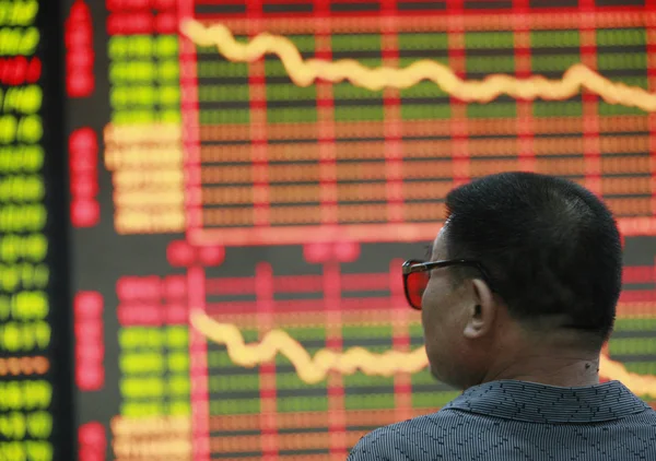 Ein Chinesischer Investor Betrachtet Aktienindizes Einem Aktienmaklerhaus Der Stadt Huaibei — Stockfoto