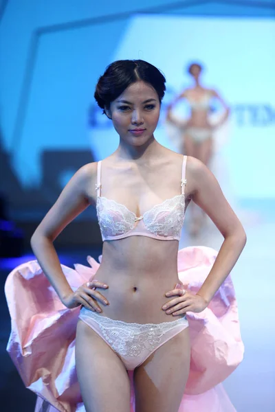 モデルは上海 2013年春夏ファッション ウィーク 中国の 2012 日イヴを誘惑ランジェリーのファッションショーに新しい創造を表示します — ストック写真