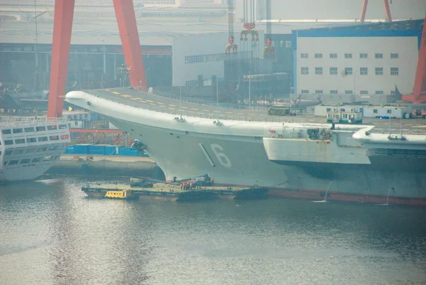 中国の空母ヴァリャグは 2012年9月2日 中国北東部の大連市の港で撮影された — ストック写真