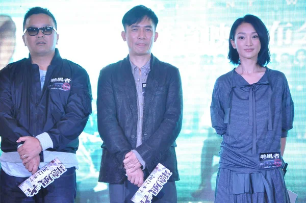 左から 香港の監督アラン マック ファイ 香港俳優のトニー リョン 中国の女優周Xunが 2012年7月31日に中国 上海で行われた映画 サイレント — ストック写真