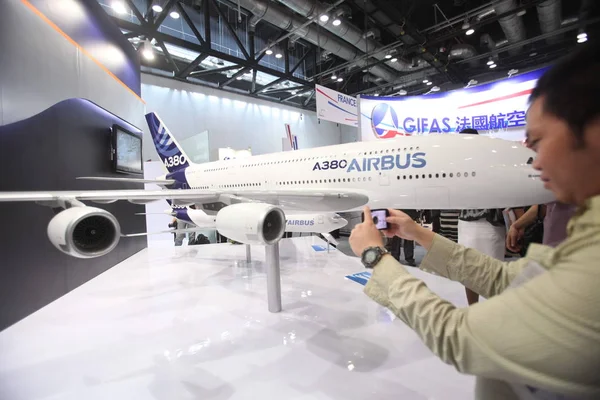 Visitante Tira Fotos Modelo Jato Jumbo Airbus A380 Durante China — Fotografia de Stock