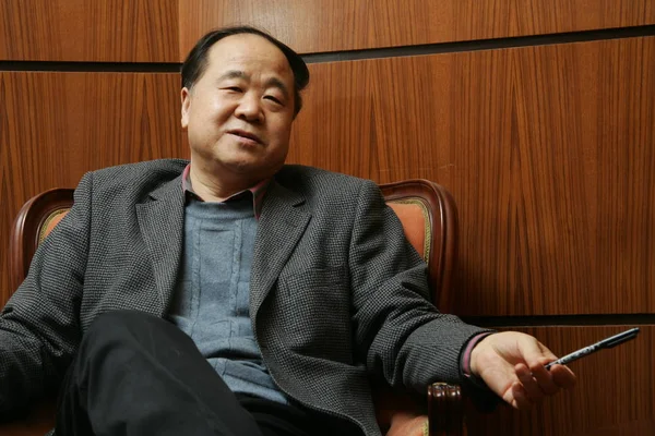 Autor Escritor Chinês Yan Fala Durante Uma Entrevista Xangai China — Fotografia de Stock