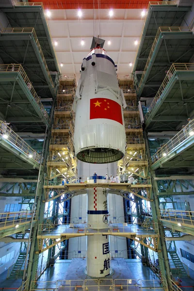 Nave Espacial Shenzhou Shenzhou Está Siendo Levantada Antes Ser Instalada —  Fotos de Stock