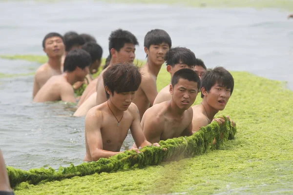 Junge Männer Breiten Ein Netz Aus Grünalgen Einem Badeort Der — Stockfoto