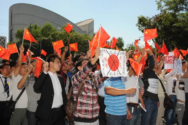 Kínai Tüntetők Hullám Kínai Nemzeti Zászlók Tartsa Fel Bannerek Kiáltás — Stock Fotó