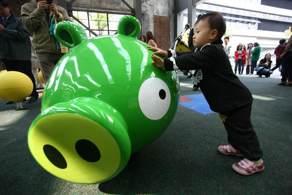 Молодий Хлопчик Пози Поганою Piggie Сердитий Птахів Тематичний Парк Шанхаї — стокове фото