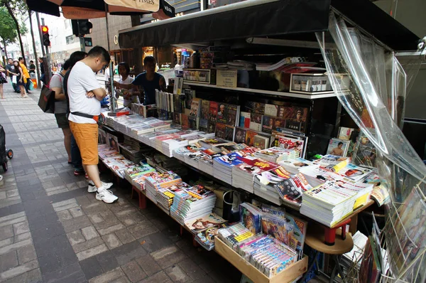 Ihmiset Ostavat Lehtiä Lehtikioskilta Hongkongissa Kiinassa Kesäkuuta 2012 — kuvapankkivalokuva