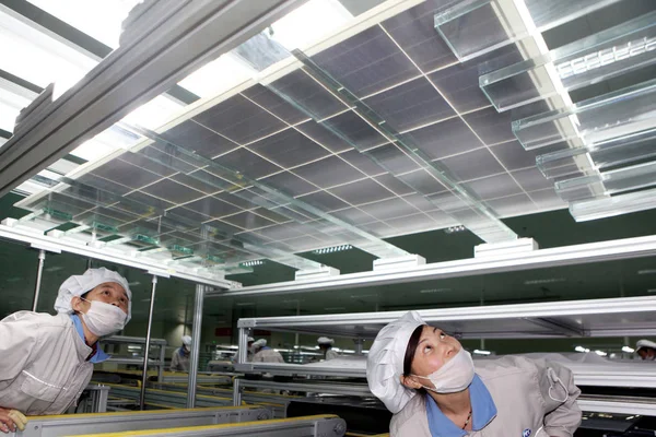 Trabalhadores Chineses Fabricam Painéis Solares Para Serem Exportados Para Europa — Fotografia de Stock