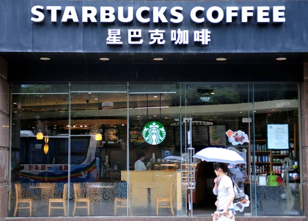 Pedestres Passam Por Café Starbucks Cidade Nanjing Leste Província Chinas — Fotografia de Stock