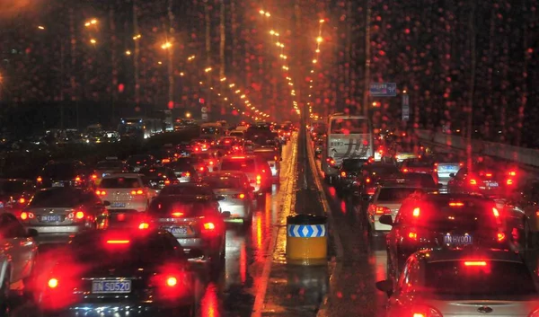 Fahrzeuge Bewegen Sich Langsam Regen Auf Einer Straße Stau Während — Stockfoto