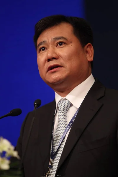 苏宁电器有限公司董事长张金东在2012年10月30日于中国上海举行的2012年全球 Ceo 大会上致辞 — 图库照片