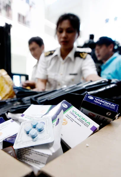 Een Chinese Douanebeambte Controleert Valse Viagra Pillen Worden Vernietigd Een — Stockfoto