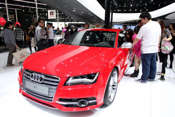 Les Visiteurs Regardent Une Audi Lors 12E Salon International Automobile — Photo