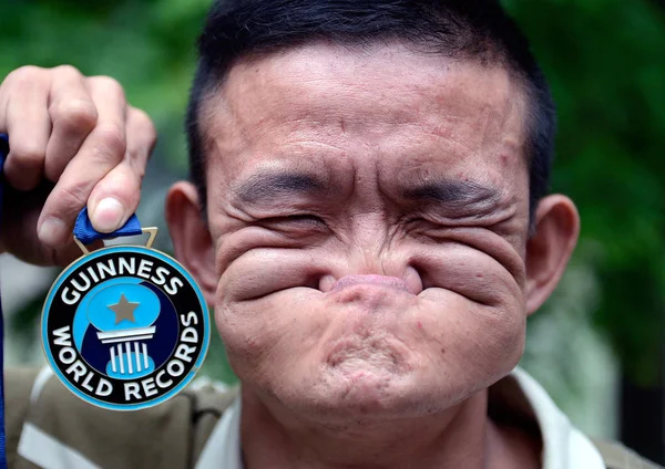 Artiste Chinois Tang Shuquan Montre Médaille Guiness World Records Alors — Photo