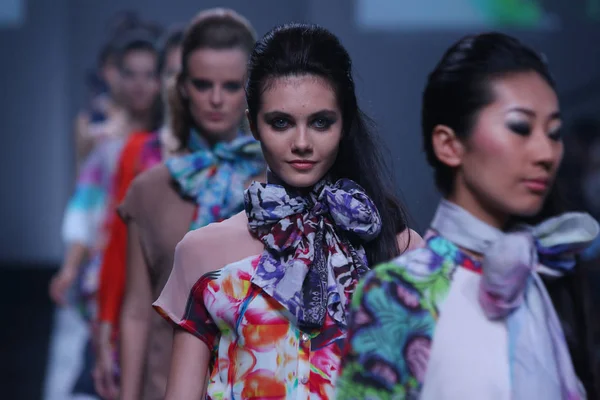 Modele Wyświetlają Nowe Kreacje Pokazie Mody Juma Shanghai 2013 Wiosna — Zdjęcie stockowe