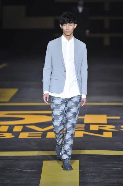 Modell Visar Skapelse Cabbeen Modevisning Mercedes Benz Kina 2013 Våren — Stockfoto