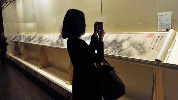 Látogatók Kilátás Ősi Kínai Festmények Kiállítás Ideje Alatt Remekművek Korai — Stock Fotó