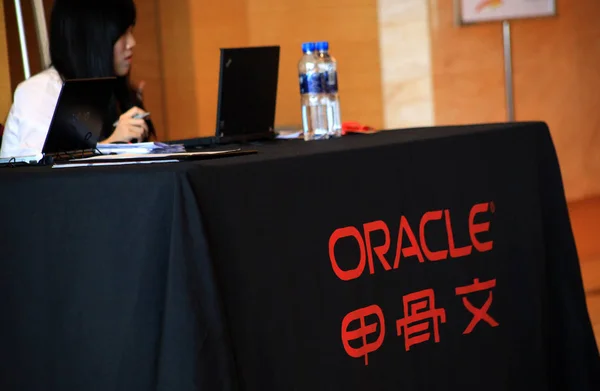 File Chinese Staff Seen Reception Desk Oracle Fair Fuzhou City — стоковое фото