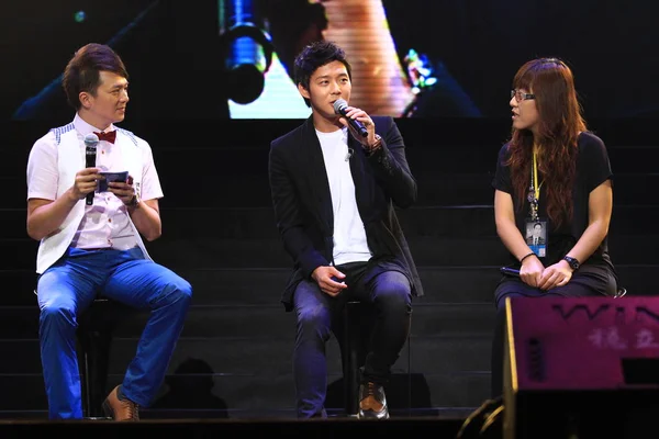 2012 上海のメルセデス ベンツ アリーナでファン ミーティング中 ファンと対話する韓国歌手と俳優パク ユチョン — ストック写真