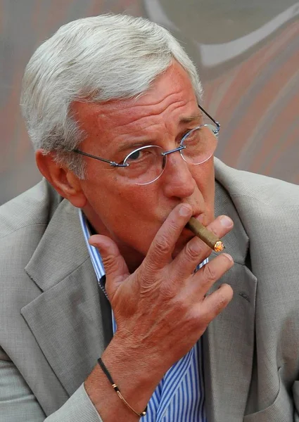 Entraîneur Chef Marcello Lippi Chinas Guangzhou Evergrande Fume Lors Une — Photo