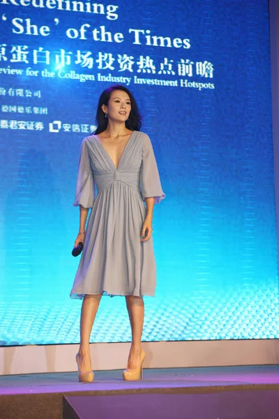 中国の女優チャン ツィイー 2012 上海に中国の飲料業界の発展のためのプロモーション イベントに出席します — ストック写真