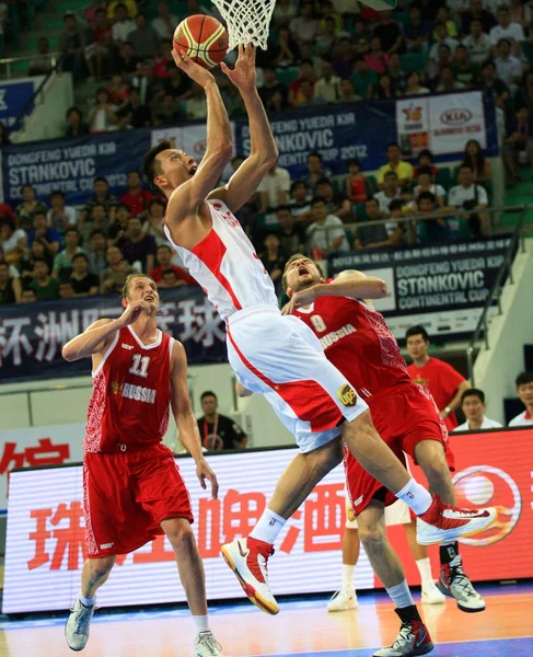 Jianlian Dari Cina Top Menembak Melawan Rusia Dalam Pertandingan Basket — Stok Foto