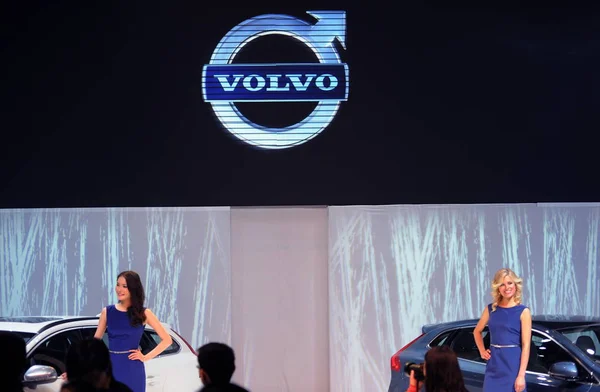 Los Modelos Posan Stand Volvo Durante 12ª Exposición Internacional Automóviles — Foto de Stock