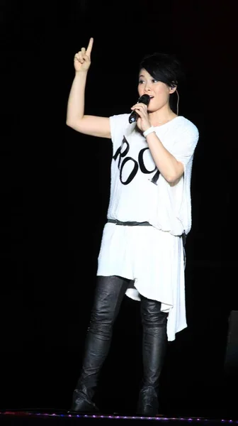 台湾歌手刘瑞娜2012年7月21日在中国浙江省杭州举行的摇滚纪录30周年音乐会上表演 — 图库照片