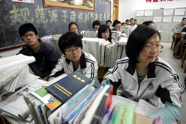 2011年5月9日 中国学生在山东省潍坊市一所学校为一年一度的全国高考做准备时 听老师讲课 — 图库照片