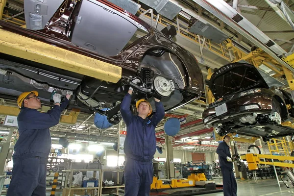 Trabalhadores Fábrica Chinesa Montar Carros Geely Emgrand Linha Montagem Uma — Fotografia de Stock