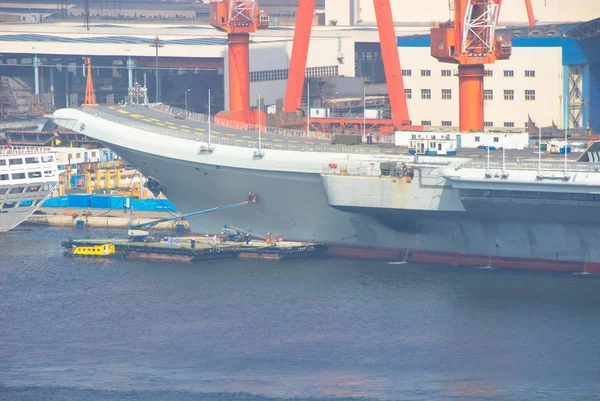 Der Chinesische Flugzeugträger Varyag Einem Hafen Dalian Provinz Liaoning Nordosten — Stockfoto