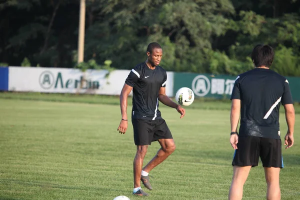 Meio Campista Barcelona Seydou Keita Novo Membro Dalian Aerbin Retratado — Fotografia de Stock