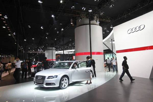 Visitors Seen Stand Audi Auto Show Guangzhou South Chinas Guangdong — Stock Photo, Image