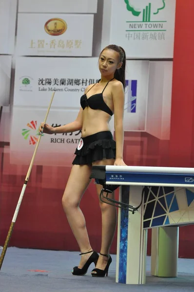 Ein Bikini Gekleideter Teilnehmer Posiert Auf Der Bühne Während Eines — Stockfoto