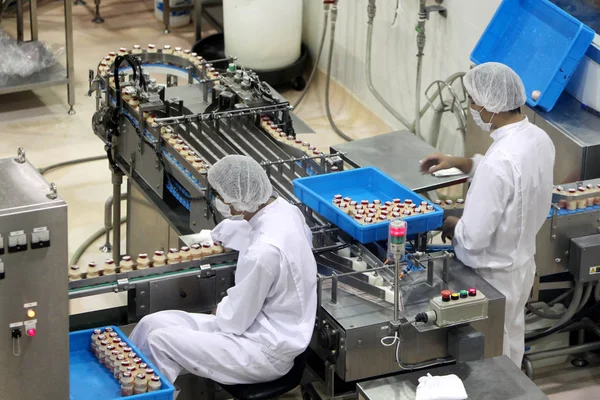 Pracownicy Fabryki Oglądać Butelki Yakult Fermentowany Napój Mleczny Przechodzi Przez — Zdjęcie stockowe