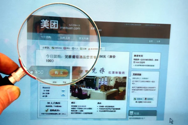 2011년 30일 충칭에서 온라인 사이트 Meituan Com 사이트를 탐색하는 네티즌 — 스톡 사진