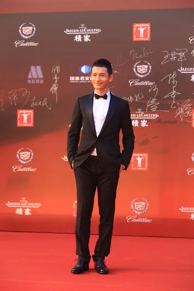 2012年6月16日 中国演员黄晓明在中国上海第十五届上海国际电影节开幕式红毯上摆姿势 — 图库照片