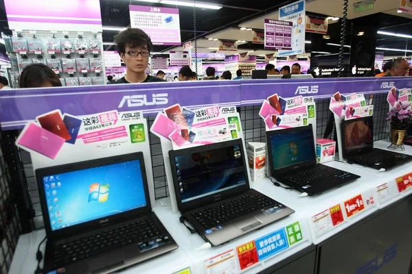 Customers Buy Asus Laptop Computers Laox Flaship Store Shanghai China — Stock Photo, Image