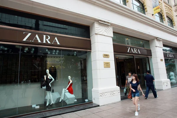 Pedestres Passam Por Uma Loja Zara Xangai China Agosto 2012 — Fotografia de Stock