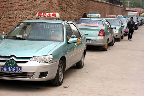 Los Taxis Están Alineados Largo Una Calle Durante Una Huelga — Foto de Stock