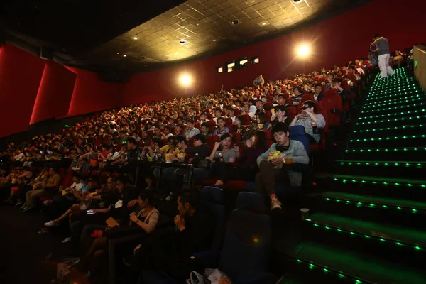 Moviegoers Watch Film Cinema Shanghai China May 2012 — Stock Photo, Image