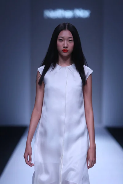 モデルは上海 2013年春夏ファッション ウィーク 中国の 2012 Nor のファッションショーに新しい創造を表示します — ストック写真