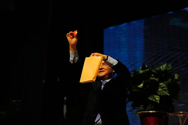 Chen Guangbiao Filantropul Numărul Unu Din China Efectuează Spectacol Magic — Fotografie, imagine de stoc
