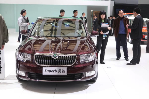 Los Visitantes Son Vistos Stand Skoda Durante Una Exposición Shanghai — Foto de Stock