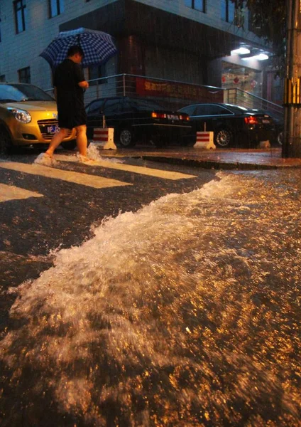 Pedestrian Walks Flooded Street Heavy Rainfall Beijing China July 2012 — Stock Photo, Image