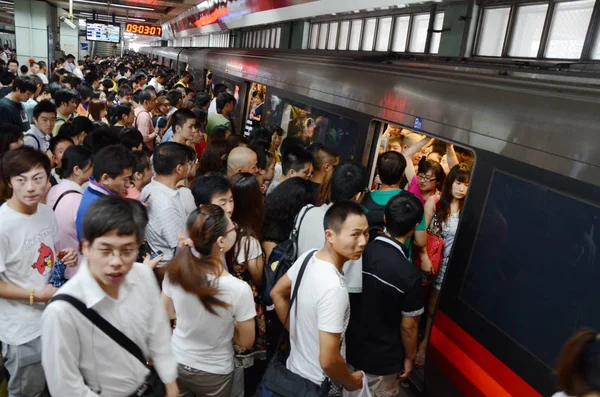 Una Multitud Pasajeros Hacen Cola Frente Tren Metro Superpoblado Una — Foto de Stock