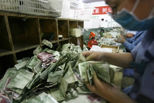 Los Trabajadores Están Contando Monedas Billetes Pequeños Centro Recolección Del — Foto de Stock