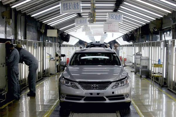 Trabajadores Chinos Revisan Coches Toyota Línea Montaje Una Planta Automóviles — Foto de Stock