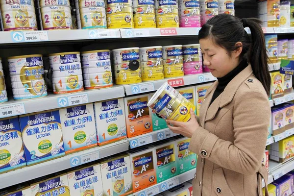 Een Chinese Klant Koopt Een Blikje Nestle Melkpoeder Een Supermarkt — Stockfoto