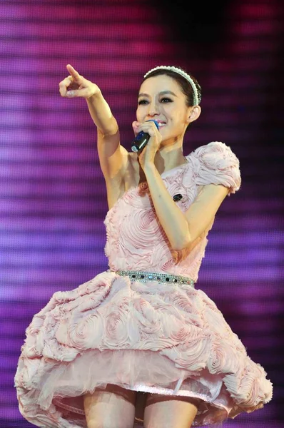 2012 南中国広東省広州で彼女のコンサートの間に台湾の歌手ファン ファンを実行します — ストック写真